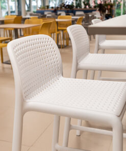 taburetes altos con asientos perforados de color blanco