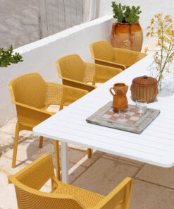 sillas Net terraza exterior con asiento perforado color amarillo