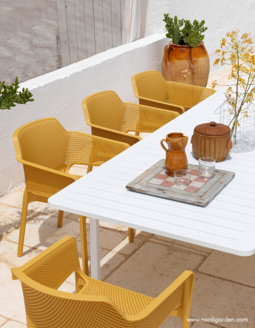 sillas Net terraza exterior con asiento perforado color amarillo