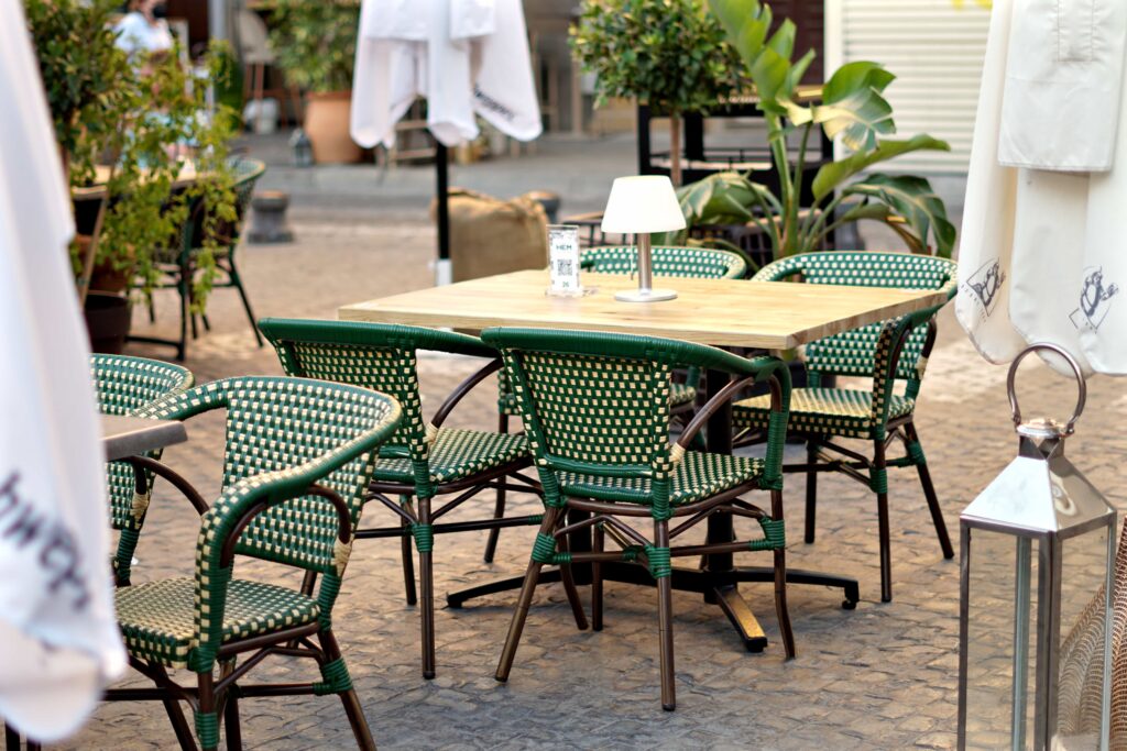 Mesa con sillas en terraza restaurante de TOP SILLAS y MESAS