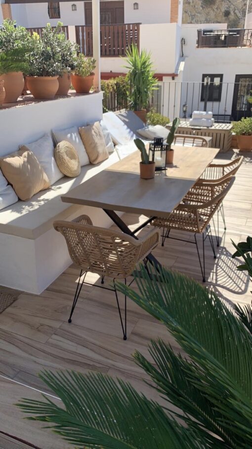 ambiente terraza exterior con sillas modelo Honey